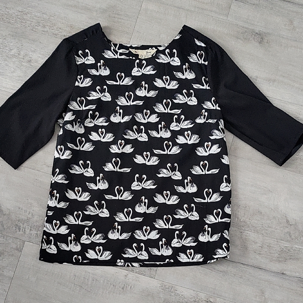 Yumi Black Top with Swan Design - Picture 1 of 8